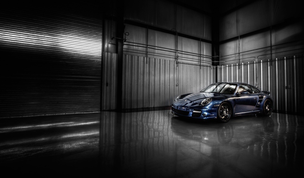 Порше 911 Турбо в железном ангаре