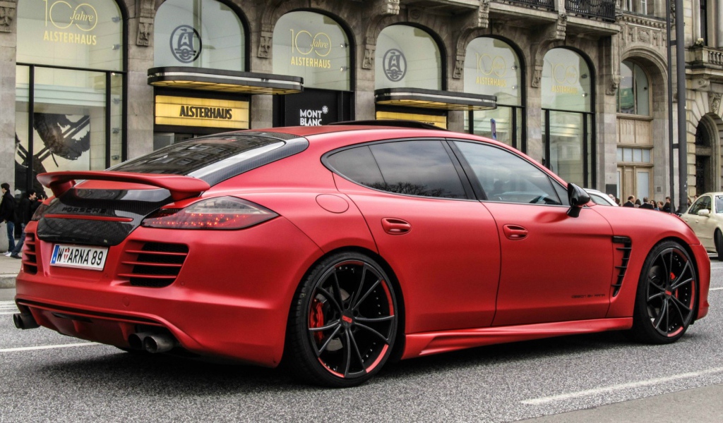 Красный автомобиль Porsche Panamera