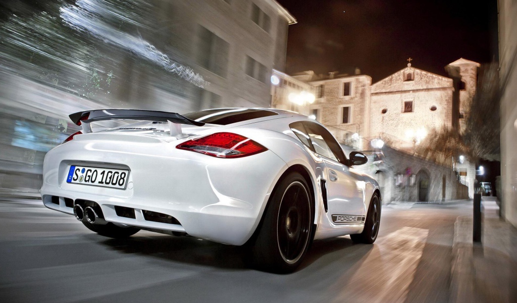 Белый Порше Бокстер на городской улице