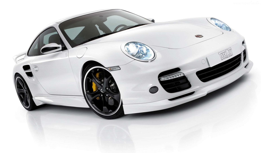 Белый спорт кар Порш на белом фоне