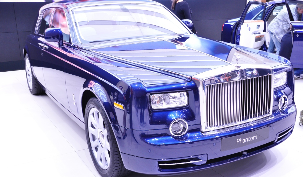 Синий Rolls-Royce на выставке