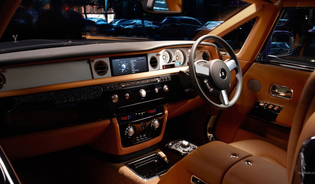 Руль справа в автомобиле Rolls-Royce Phantom