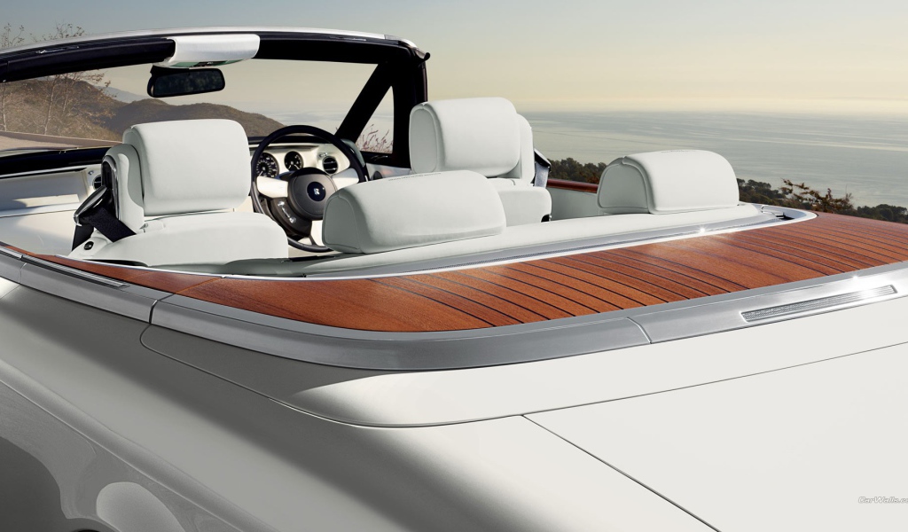Белый салон кабриолета Rolls-Royce Phantom