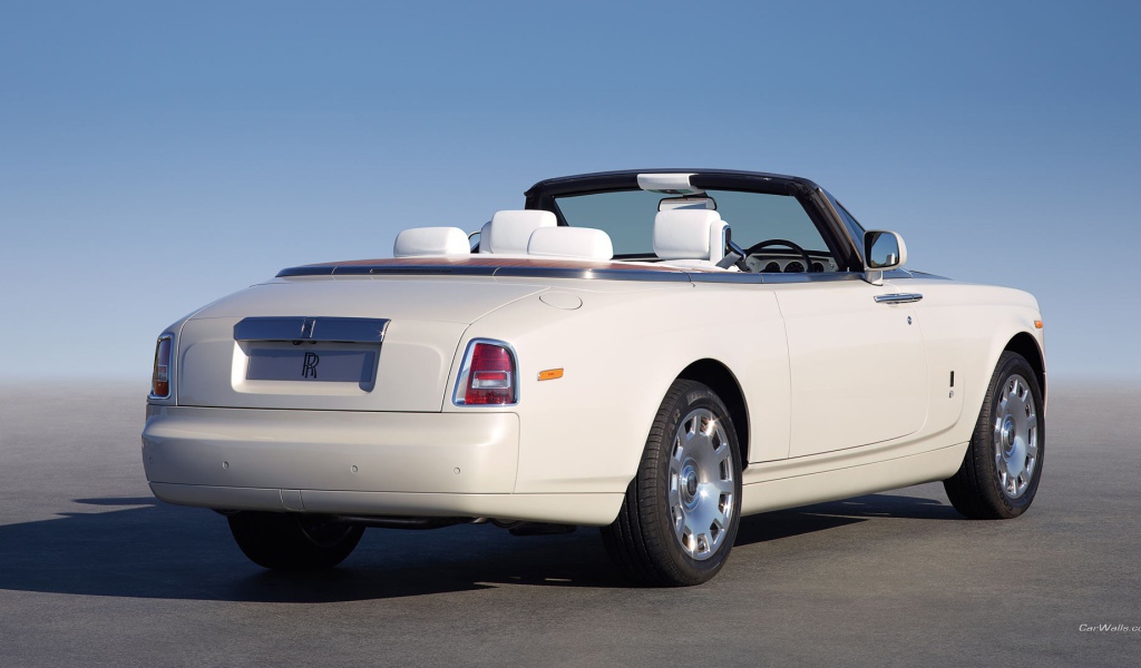 Белый кабриолет Rolls-Royce Phantom
