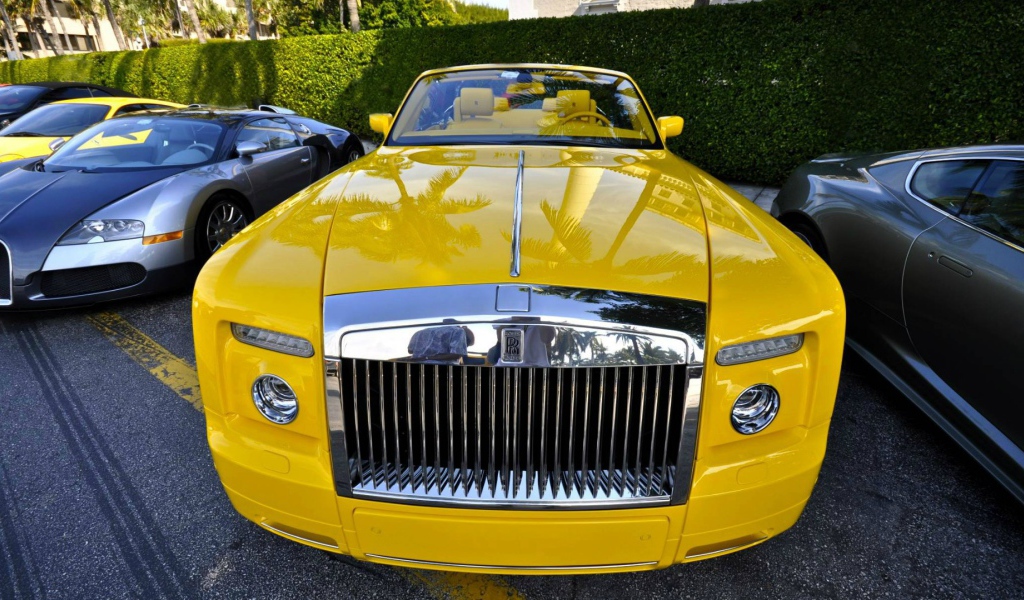 Желтый Rolls-Royce Phantom