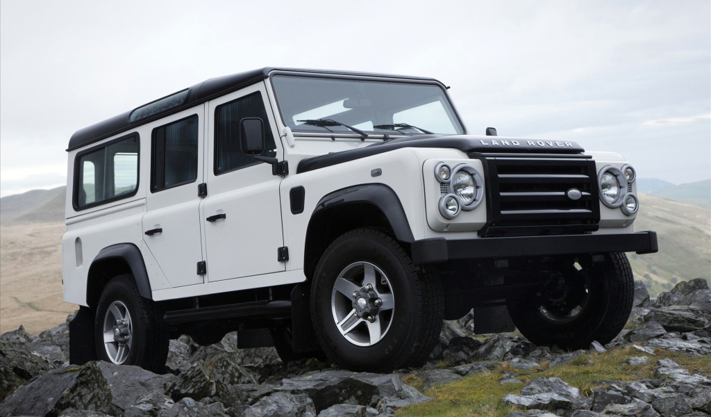 Белый внедорожник Land Rover в горах