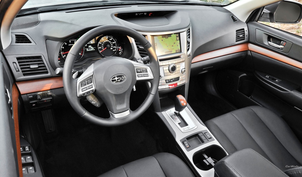 Черный салон авто Subaru Outback