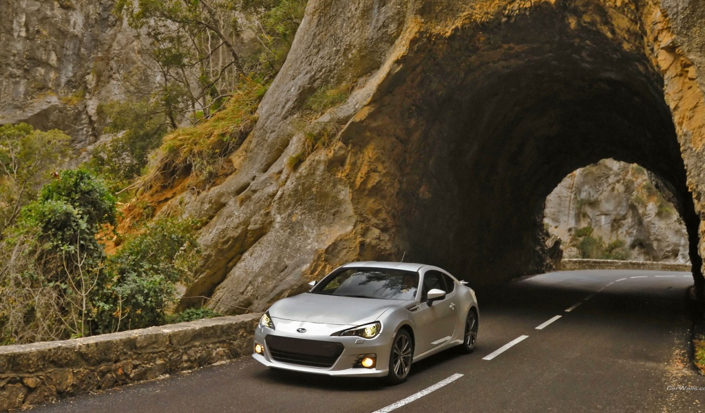 Автомобиль Subaru BRZ у тоннеля