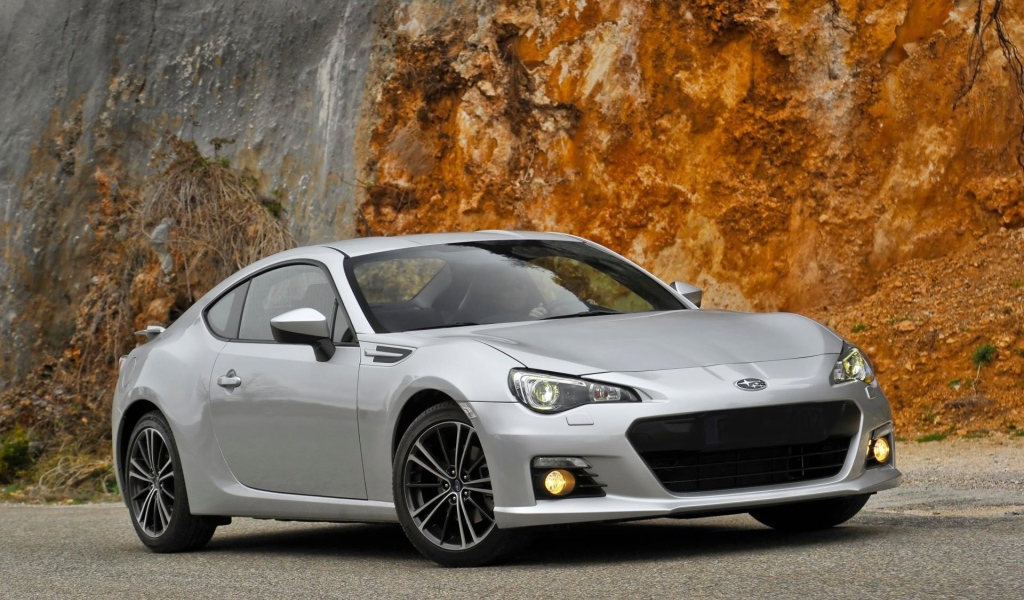 Серая Subaru BRZ у скалы