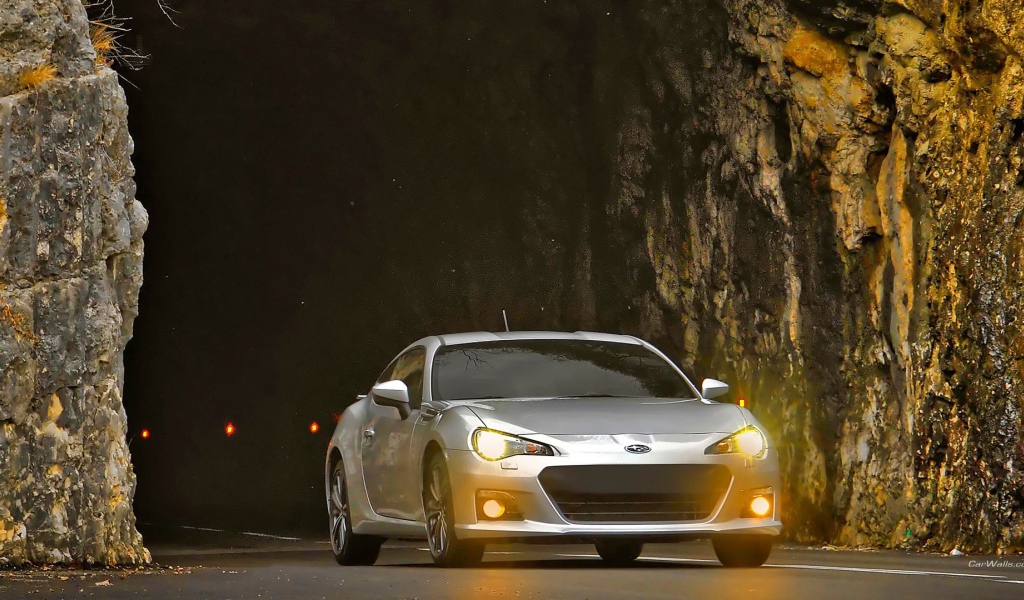 Серебристый Subaru BRZ выезжает из тоннеля