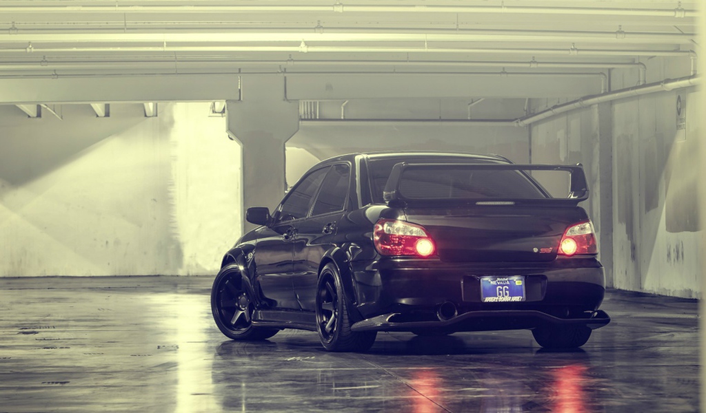 Subaru Impreza STI на стоянке