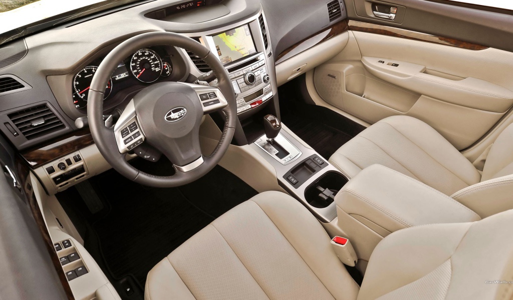 Белый салон Subaru Legacy