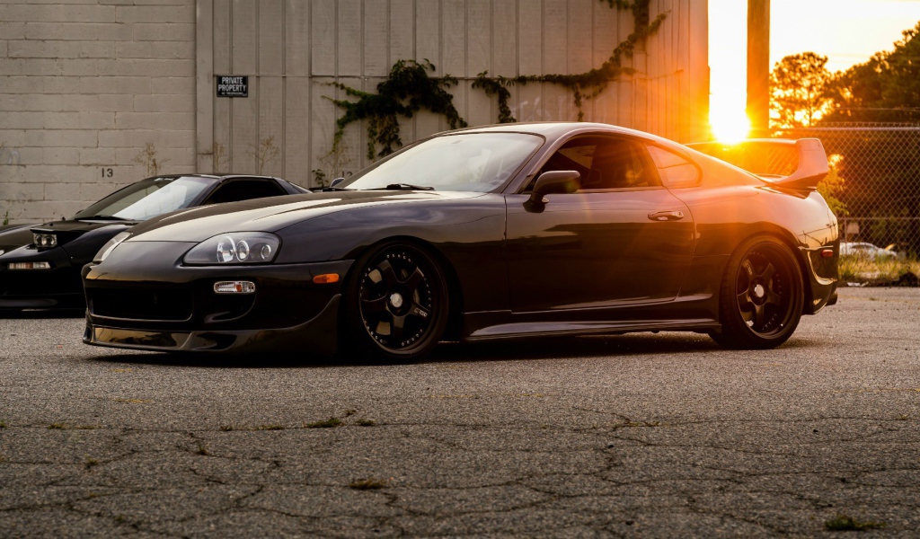 Черная Toyota Supra на фоне заката