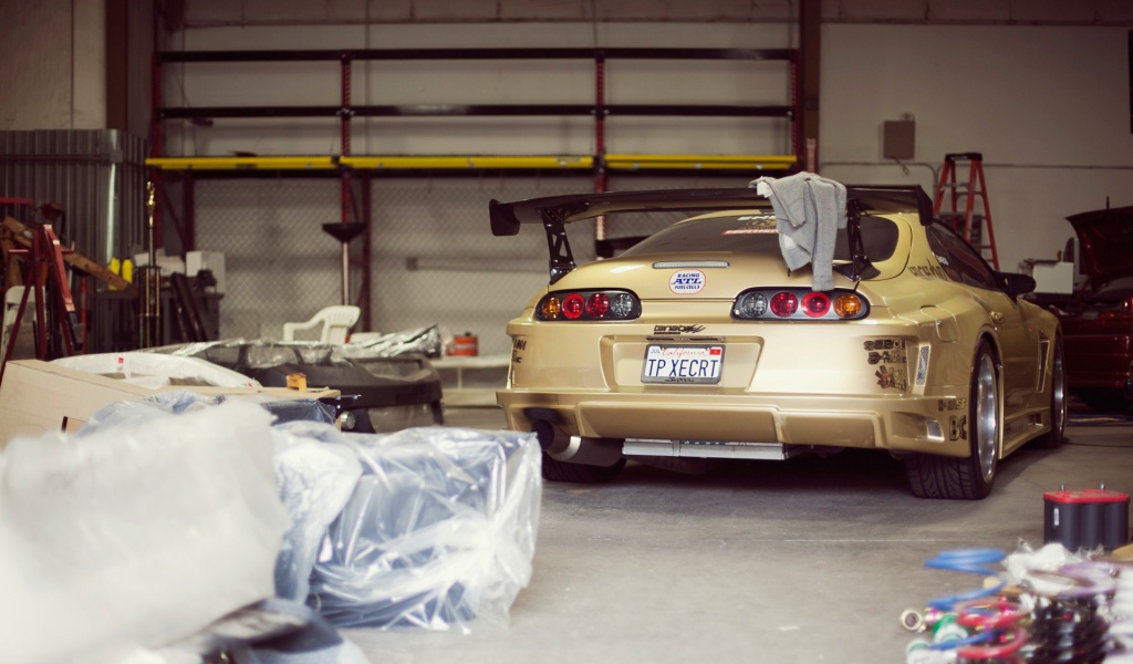 Коричневая Toyota Supra MK4 в гараже