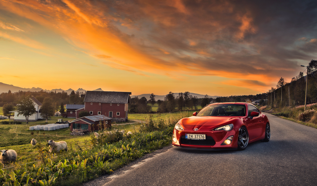 Красная Toyota GT86 на сельском шоссе
