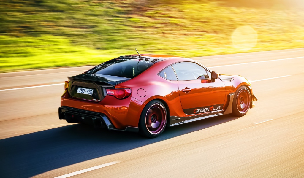 Красная Toyota GT86 на дороге