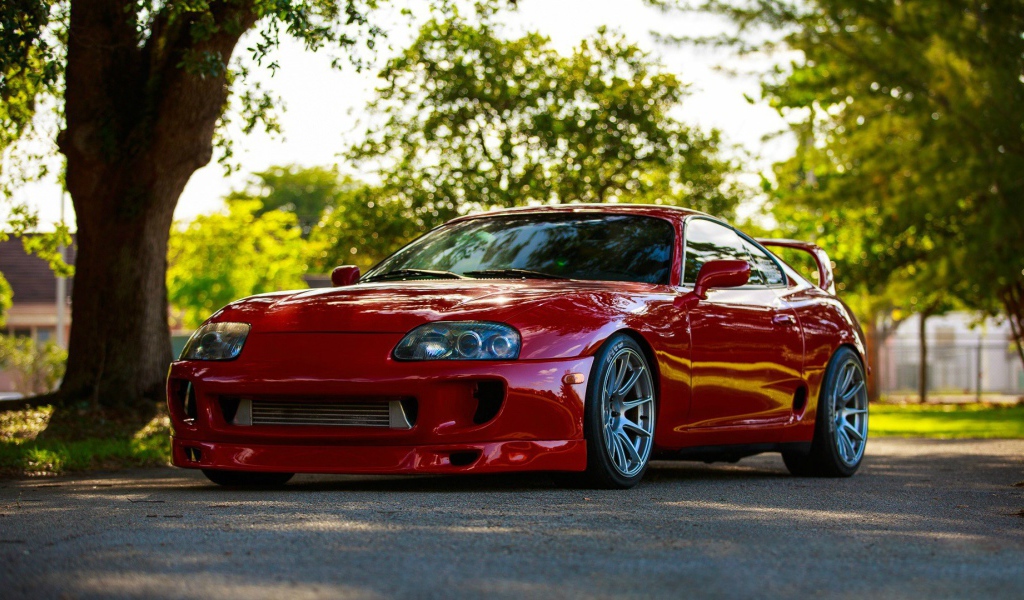 Красная Toyota Supra