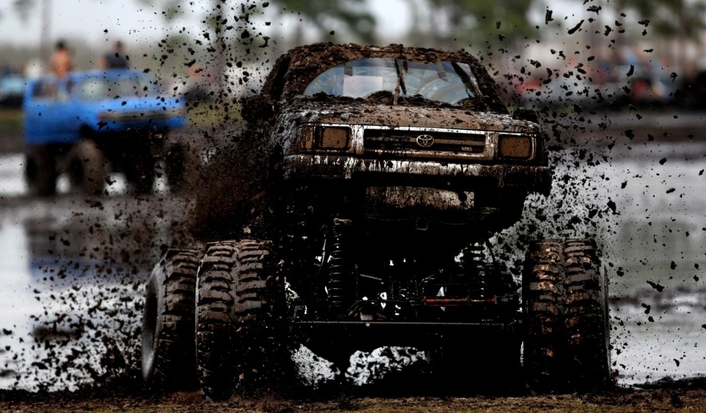 Внедорожник Тойота покрытый грязью