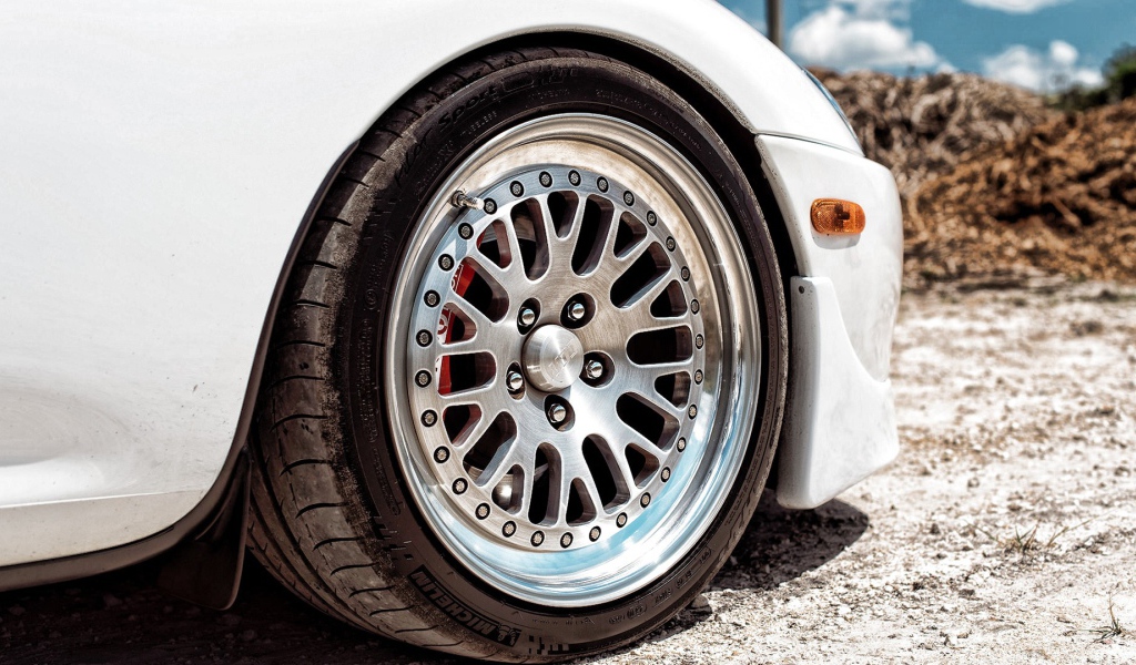 Колесо белой Toyota Supra