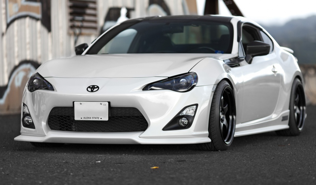 Белый спортивный Toyota GT86