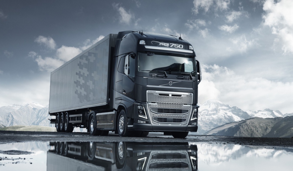 Черно белое фото тягача Volvo