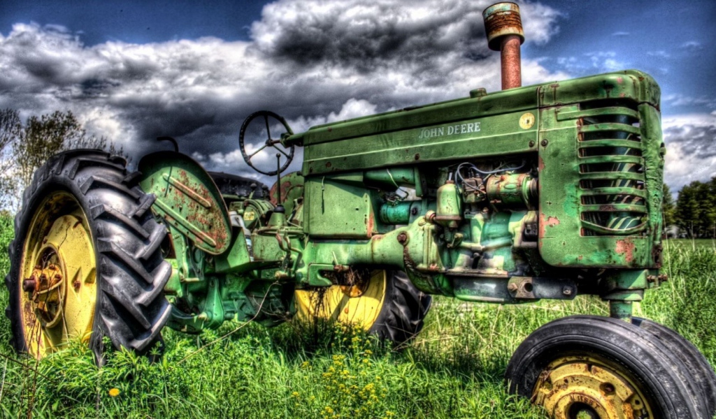 Зеленый трактор в поле