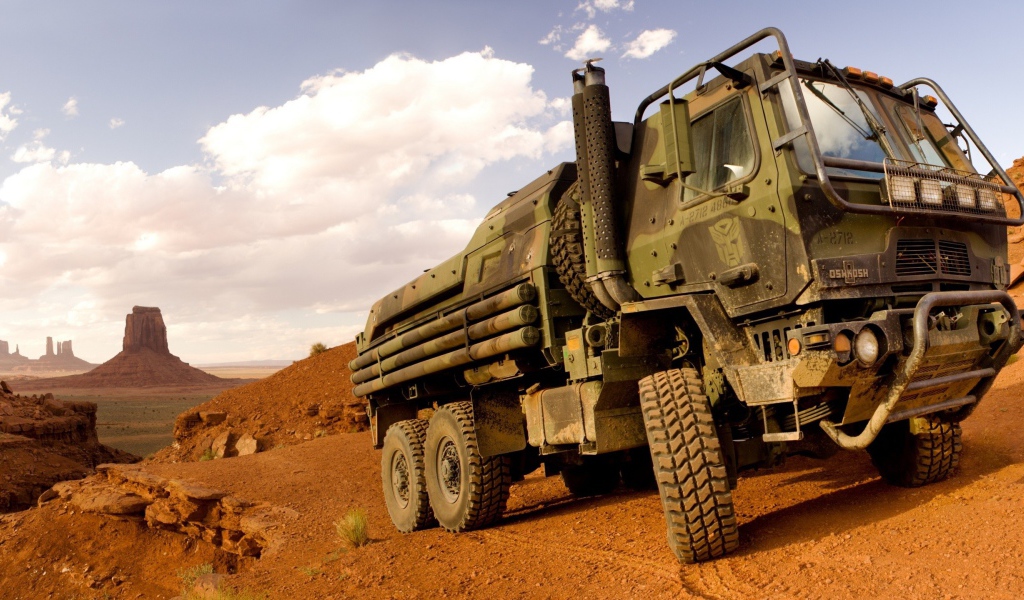 Военный грузовик в пустыне в США