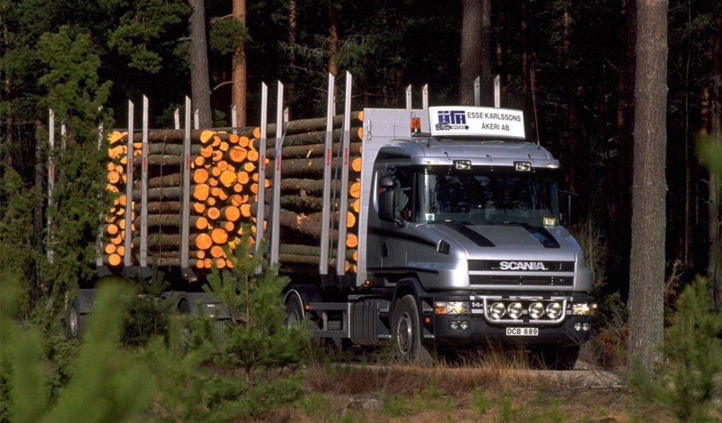 Тягач Scania везет лес