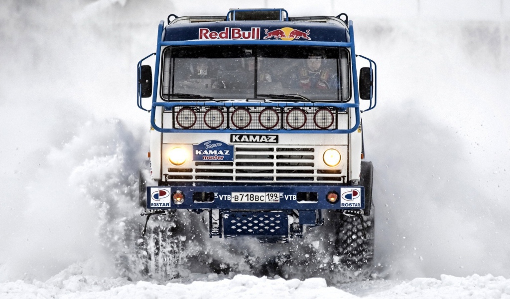 Российский Камаз мчится по снегу