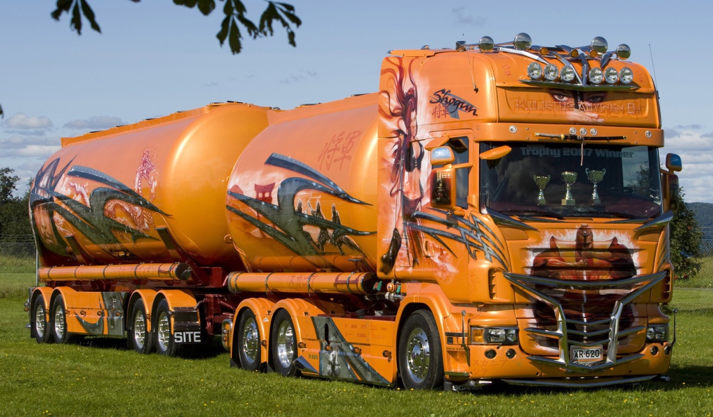 Грузовой автомобиль с цистернами