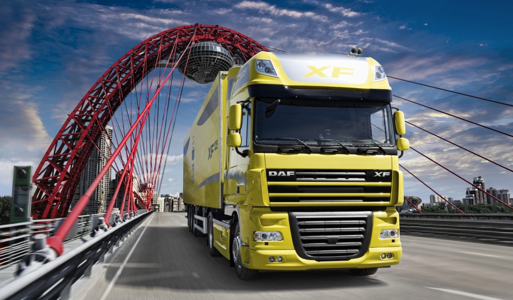 Желтый грузовик ДАФ на мосту