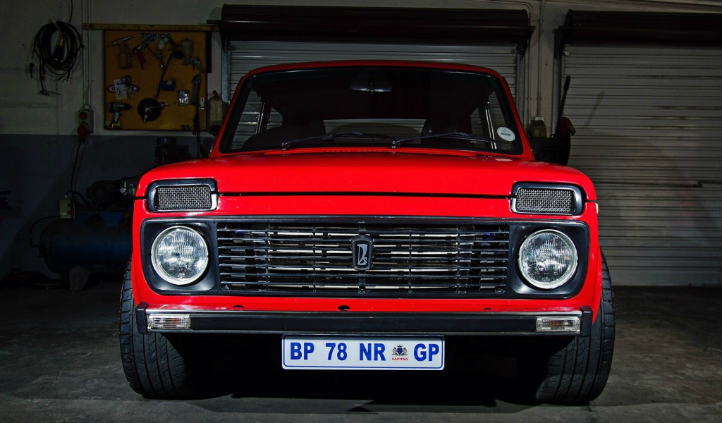 Красная Lada Niva