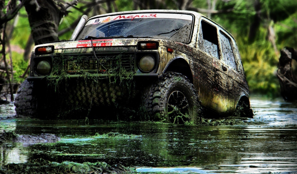 Внедорожник Лада Нива в грязи
