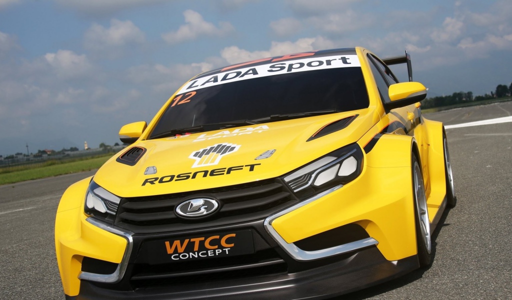 Желтый автомобиль Лада Веста Спорт