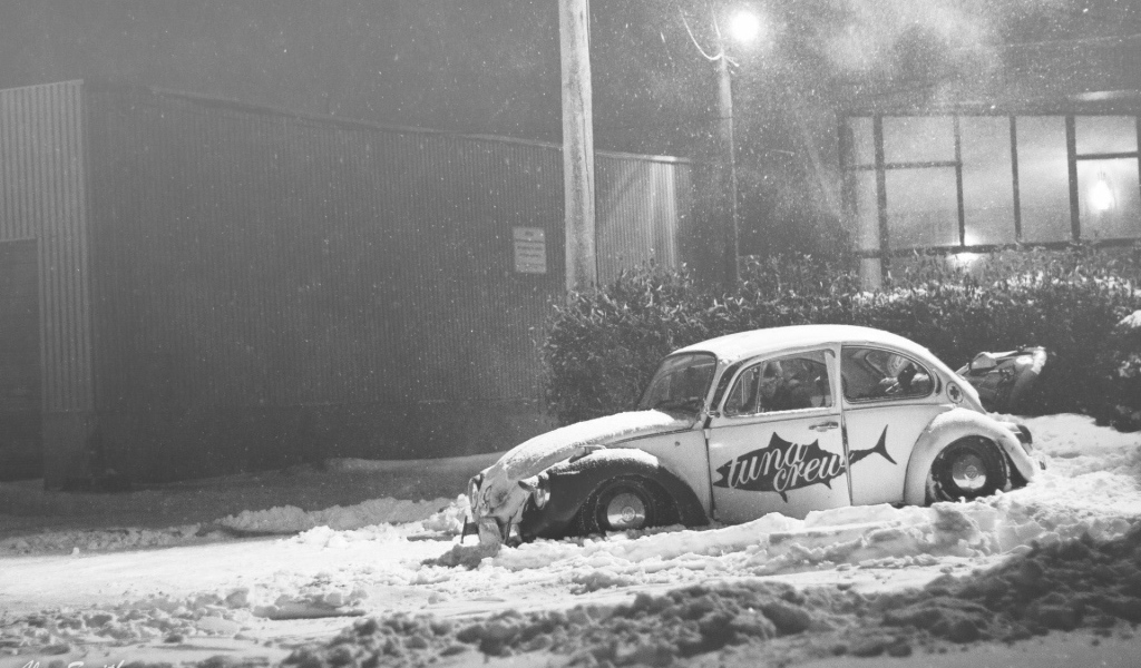 Автомобиль Volkswagen Beetle покрыт снегом