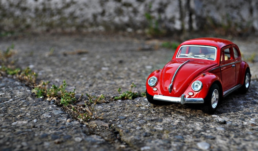 Модель красного автомобиля Volkswagen Beetle