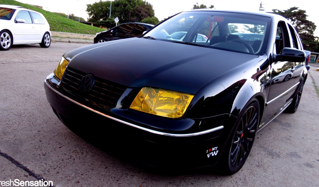 Желтые фары нового Volkswagen Bora