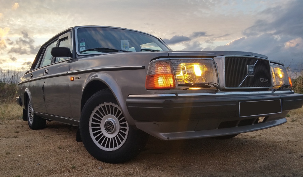 Коричневый автомобиль Volvo 240
