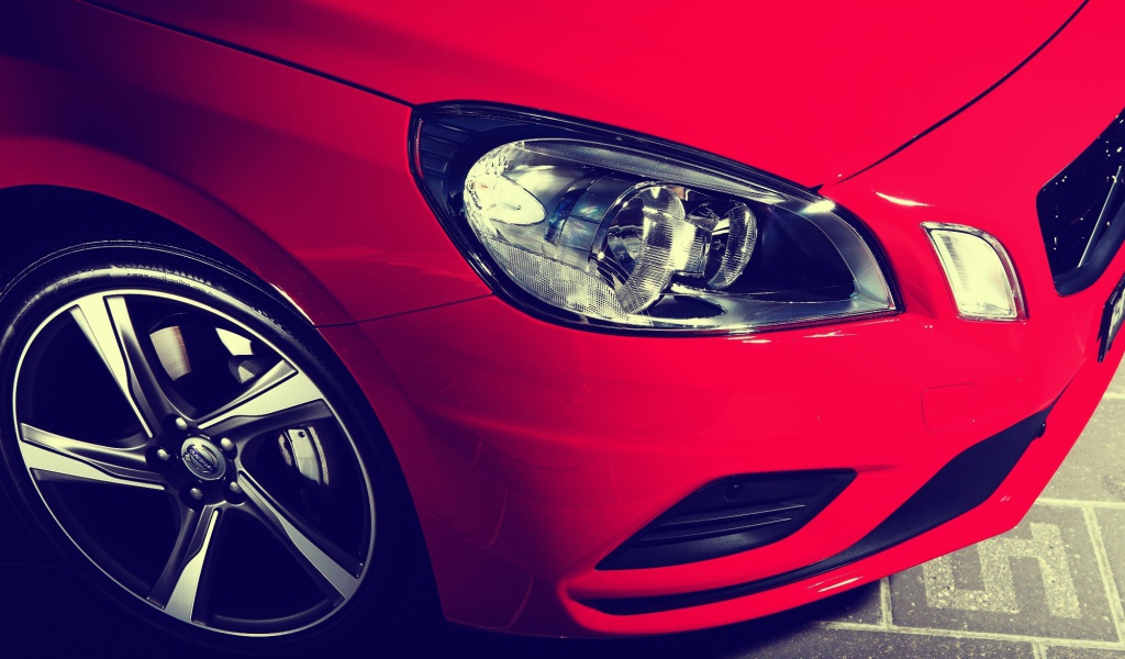 Фары красного авто Volvo