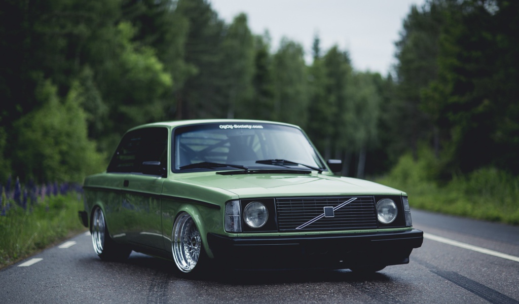 Старый зеленый Volvo на дороге