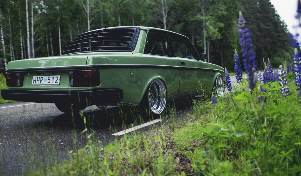 Автомобиль Volvo 240 у обочины