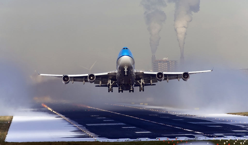 Боинг 747 идет на взлет