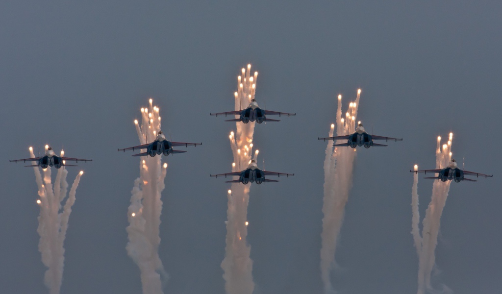 Отряд истребителей выбросил тепловые ловушки