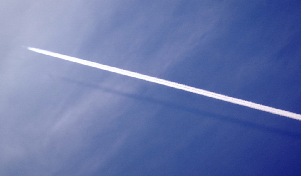 Белый след самолета