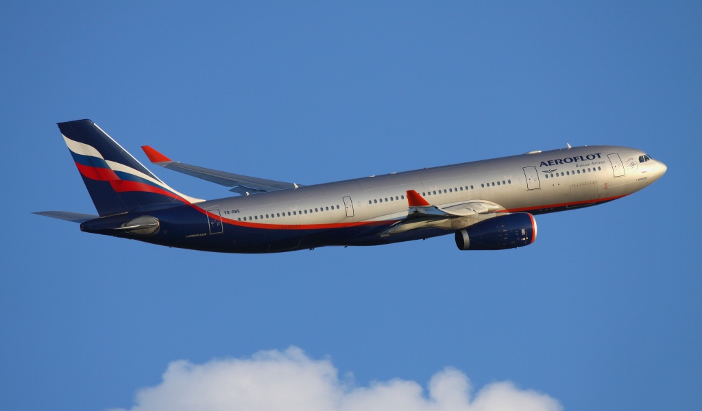 Самолет Аэробус компании Аэрофлот в небе