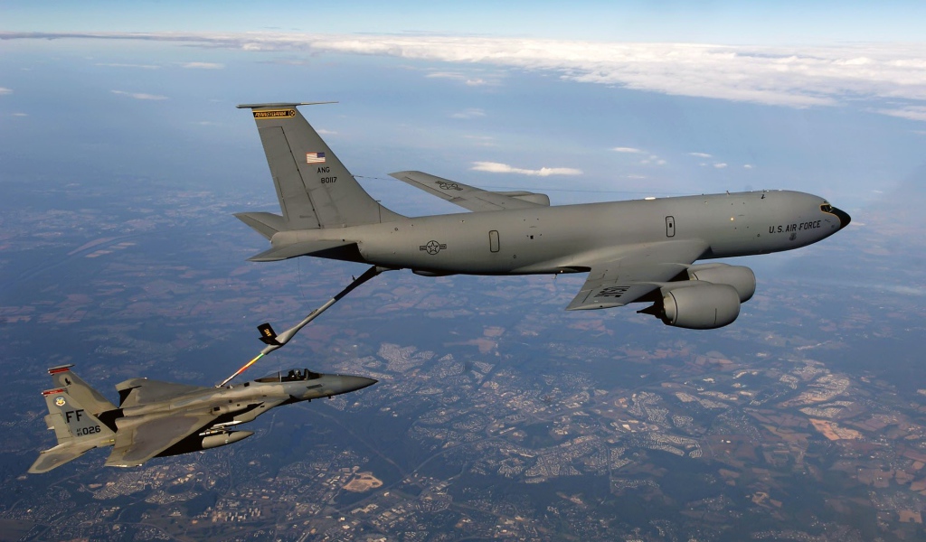 Дозаправка в воздухе самолета F-15 Eagle