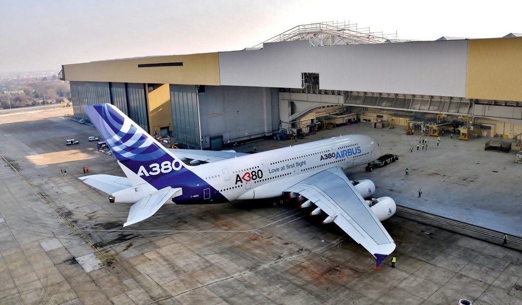 Самолет Airbus A380 на обслуживании в ангаре