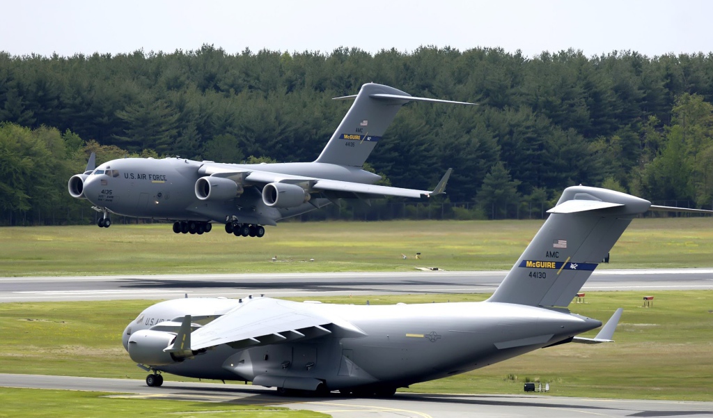Самолеты C-17 Globmaster на взлетно посадочной полосе