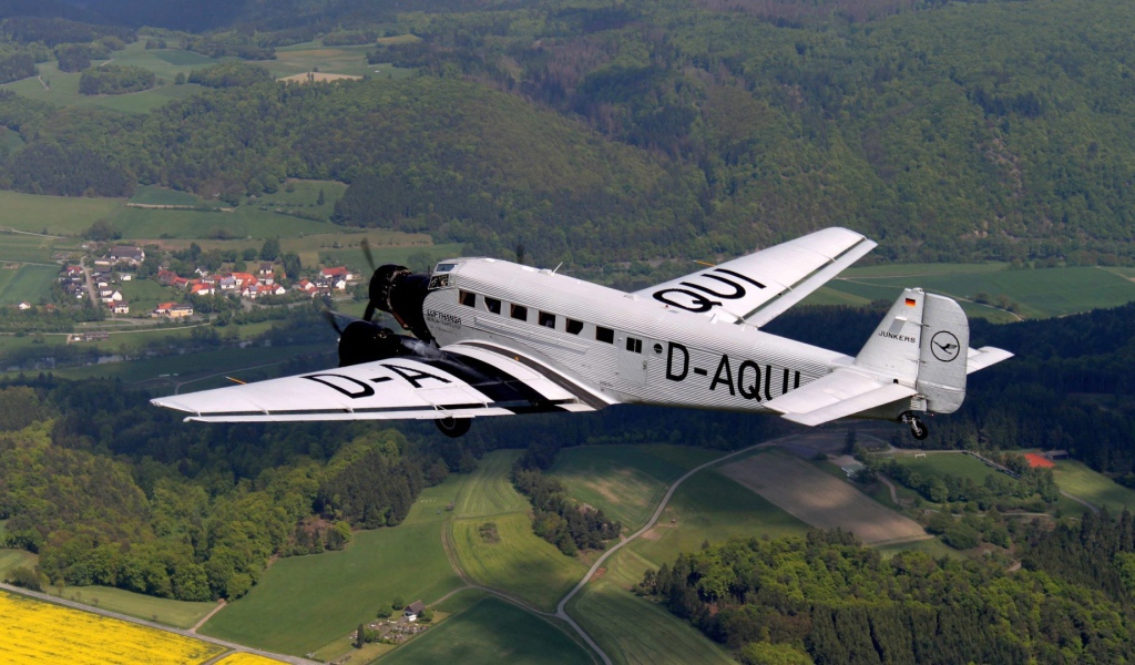 Самолет Junkers Ju 52-3m над полями