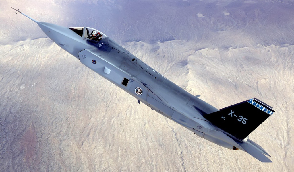 Самолет F-35 Lightning II летит вверх